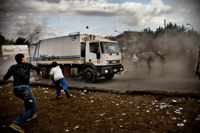A demonstration by the local community of Terzigno in 2010 against the opening of a landfill during the peak of the waste crisis. (photo by Janos Chialá)